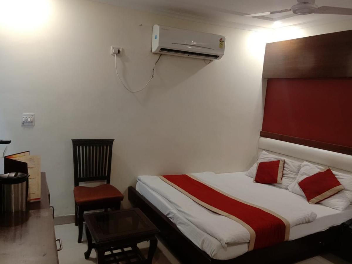 Hotel Star Palace New Delhi Bagian luar foto