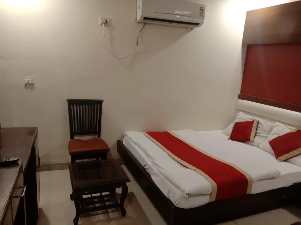 Hotel Star Palace New Delhi Bagian luar foto